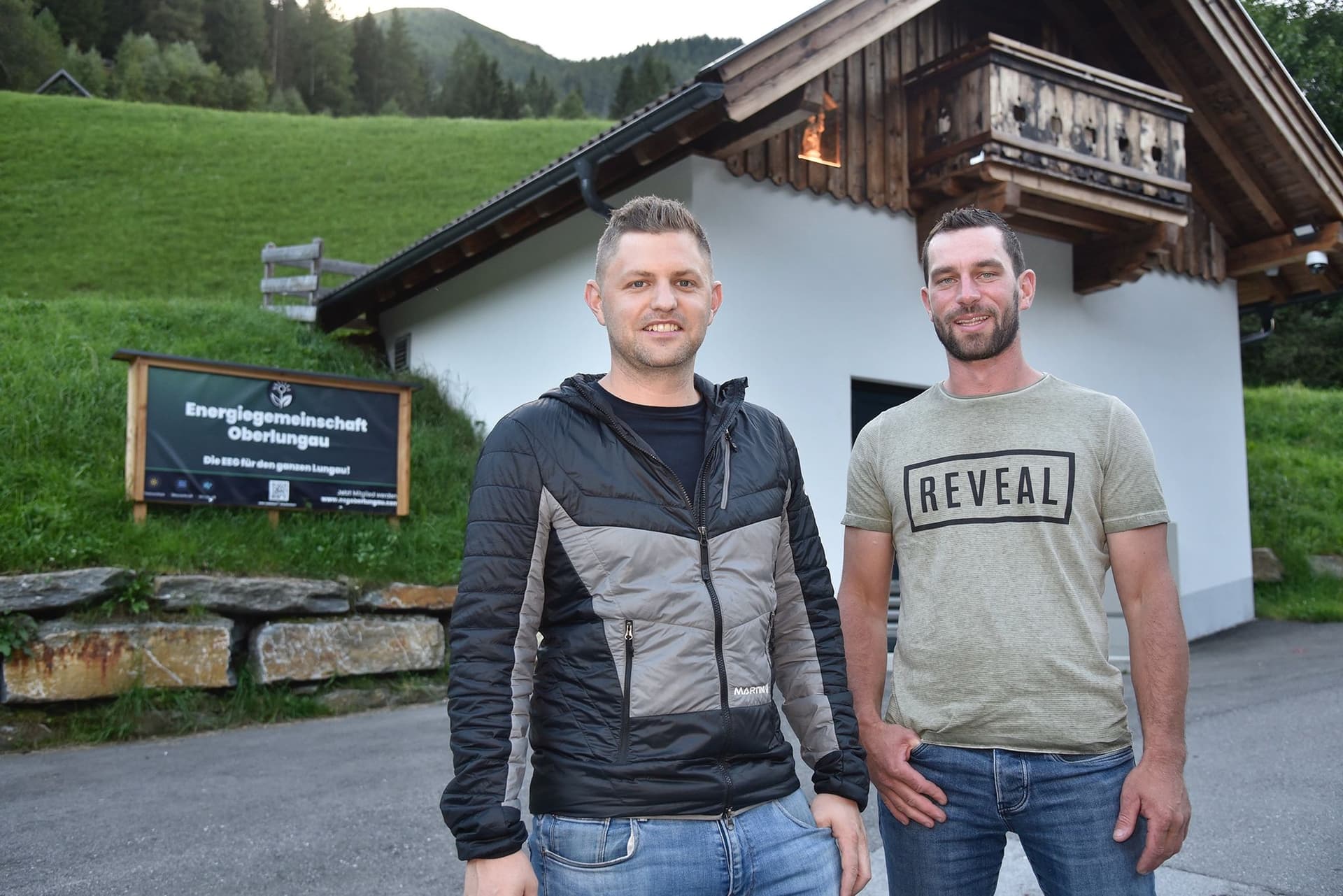 Mitarbeiter in der Wasserkraftanlage der EEG Oberlungau